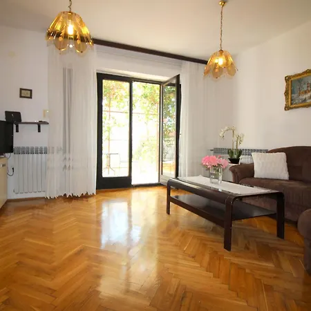 Pinia In Strandnaehe Mit Garten Feriehus