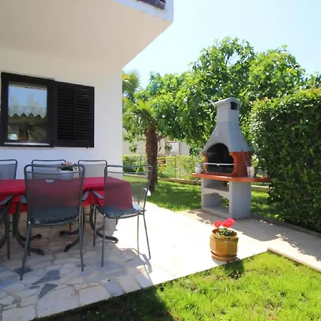 Pinia In Strandnaehe Mit Garten