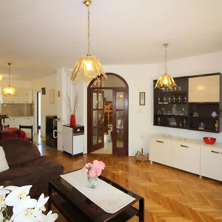 Pinia In Strandnaehe Mit Garten
