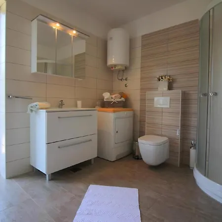 Pinia In Strandnaehe Mit Garten Feriehus